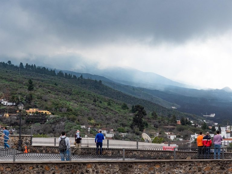Unos mil vecinos afectados por el volcán podrán regresar a sus casas este lunes