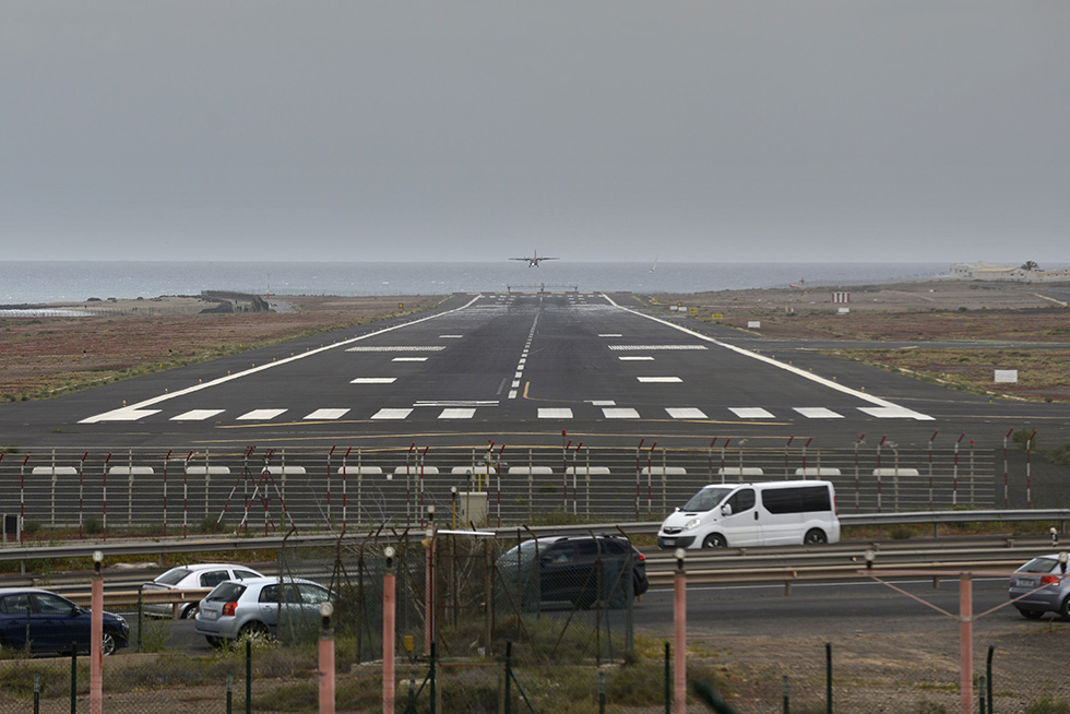 Un avión sufrió la explosión de un motor y aterrizó de emergencia en Fuerteventura