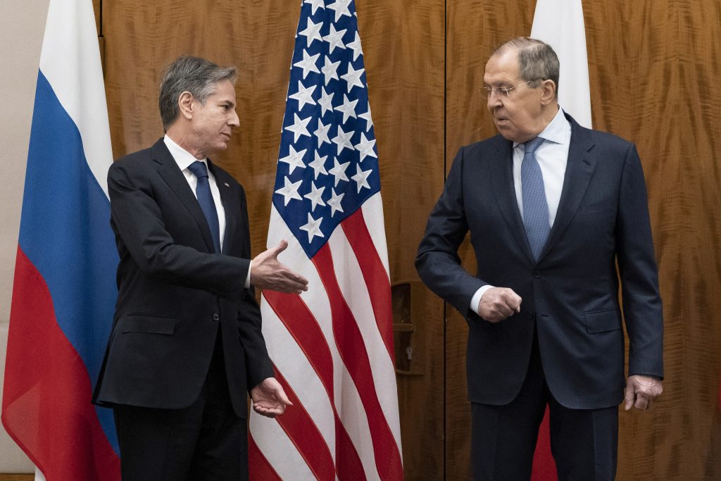 EEUU y Rusia acuerdan seguir con el diálogo mientras continúan con el despliegue militar