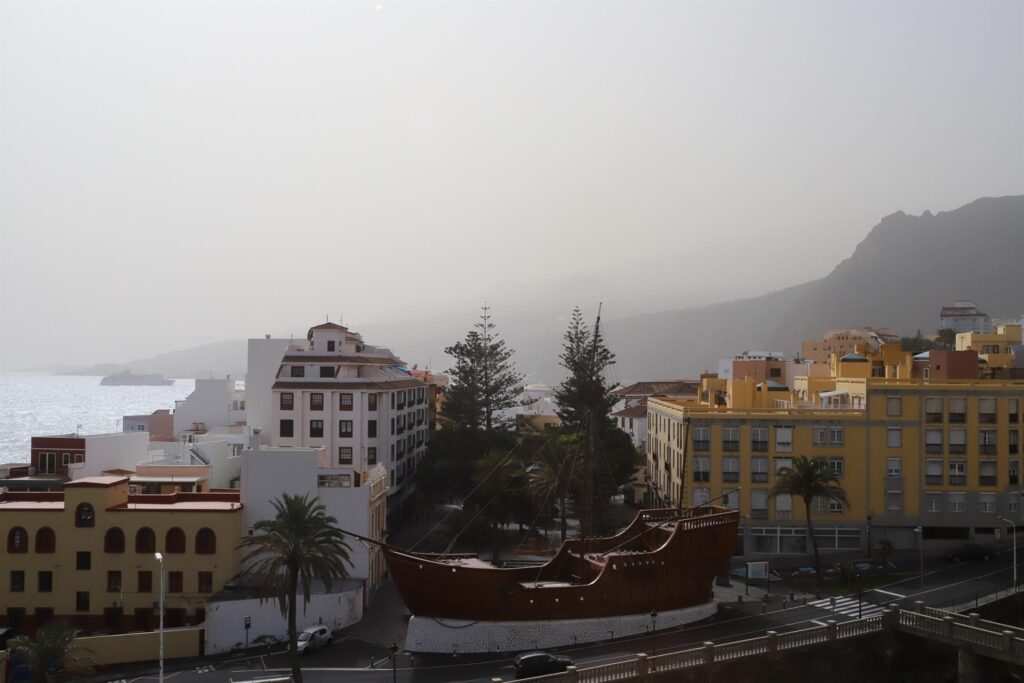 Continúan los vientos fuertes en las islas occidentales e intensa calima en Canarias este domingo