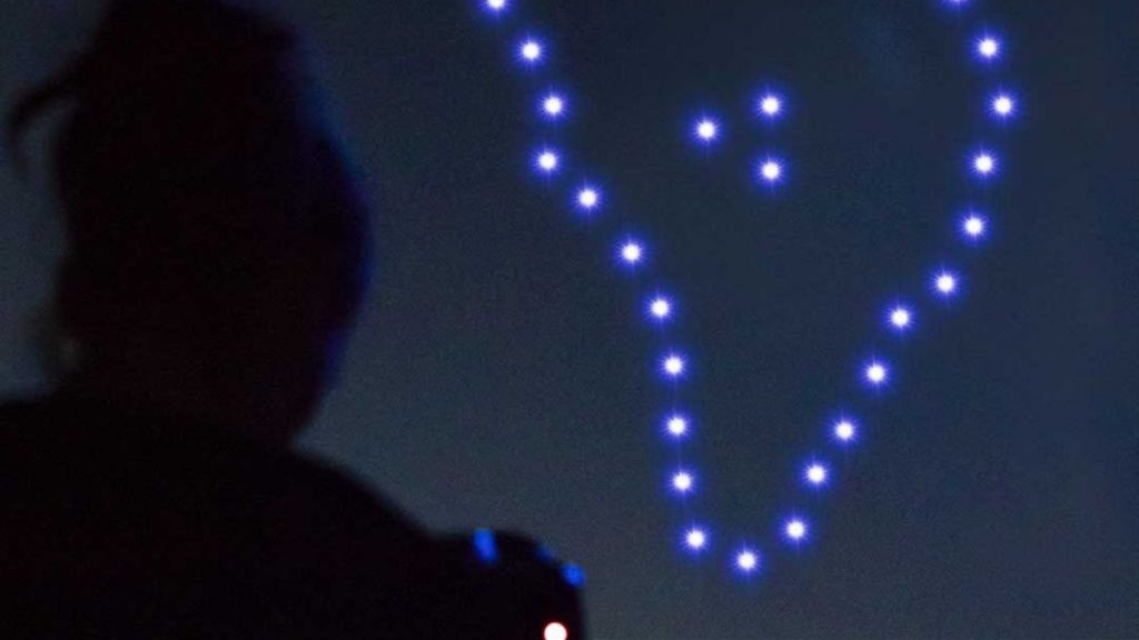 Cincuenta drones rinden homenaje en el cielo de La Palma a los afectados por el volcán