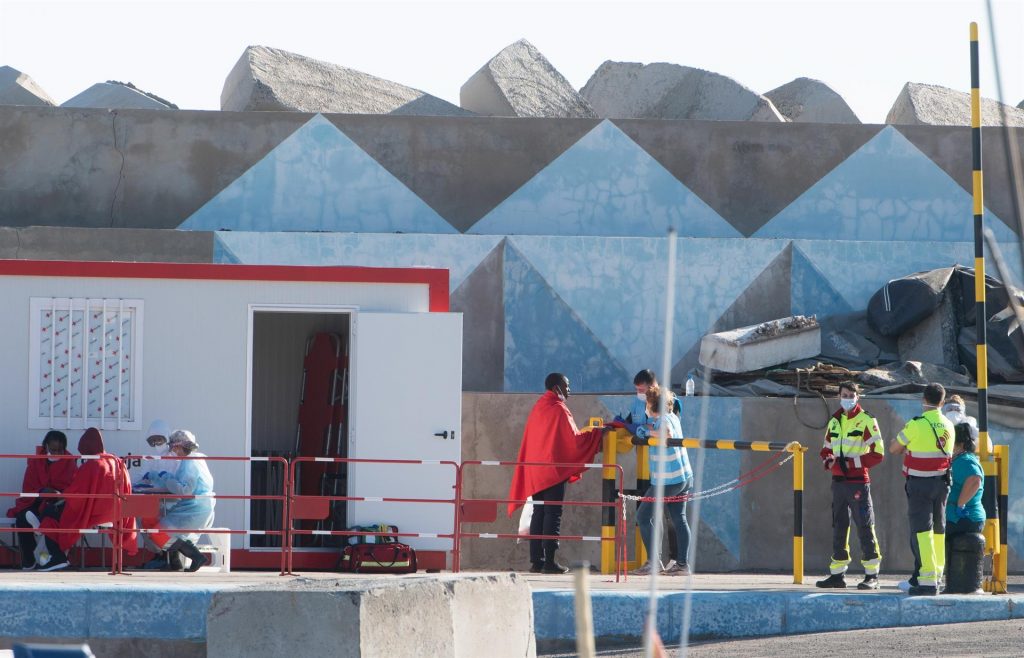 44 personas rescatadas a bordo de una neumática a 55 kilómetros de Fuerteventura
