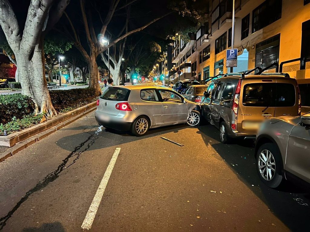 A las 01.00 horas un conductor, bajo los efectos del alcohol, perdió el control de su coche y colisionó contra vehículos estacionados en avda. 25 de Julio