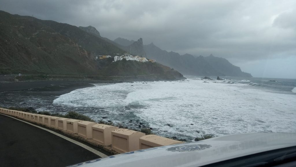 Aviso amarillo por viento, lluvia, oleaje y tormentas en Canarias este lunes