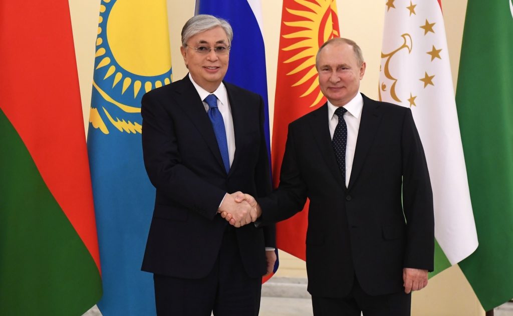 Putin negocia una cumbre regional para abordar la crisis en Kazajistán