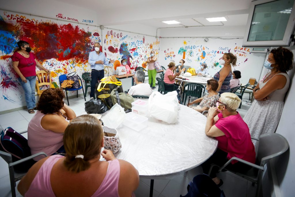 Las Palmas de Gran Canaria refuerza las medidas para reabrir este lunes locales sociales y centros cívicos