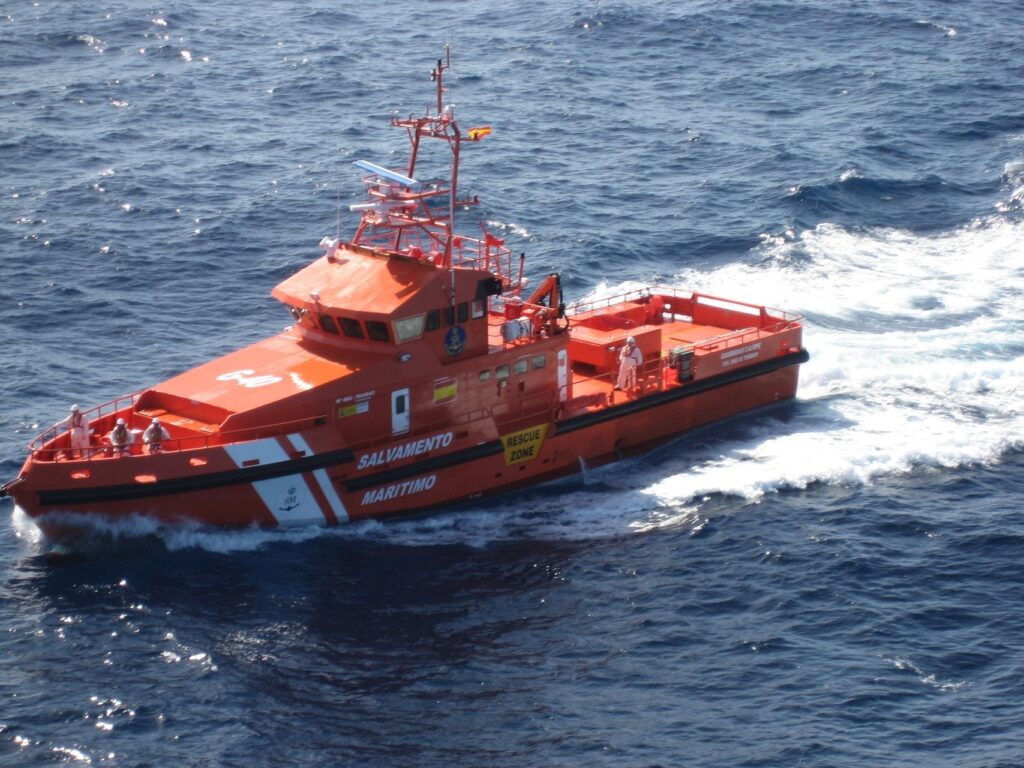 Por su parte, la Guardamar Caliope rescató a 101 personas que iban a bordo de dos pateras que fueron avistadas en la mañana de este domingo a unas 50 millas de la isla de Lanzarote