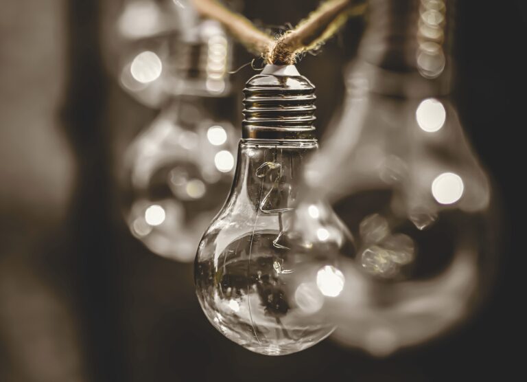 La luz baja este jueves un 2 % pero se mantiene por encima de 200 euros/MWh