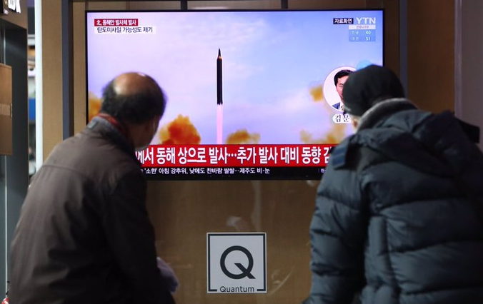 Kim Jong Un asiste al lanzamiento de un misil hipersónico