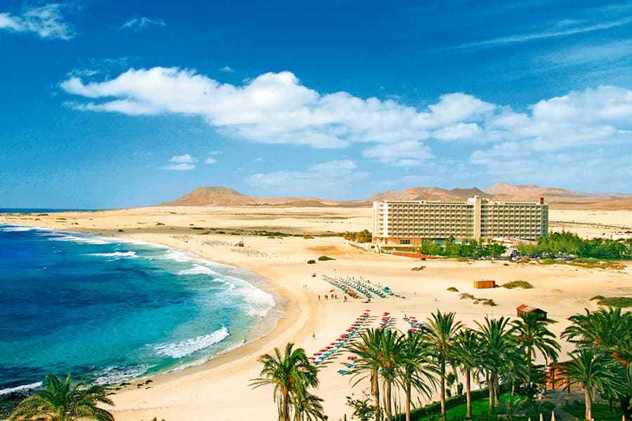 Hotel Oliva Beach en Corralejo. El Gobierno de Canarias dice que seguirá luchando por las competencias completas en Costas. 