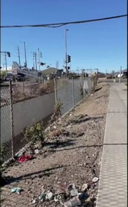 Un tren arrolla una avioneta que cayó sobre las vías en Los Ángeles