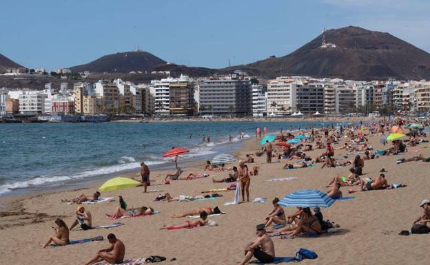 Las Palmas de Gran Canaria cierra parques infantiles y limita el aforo en las playas por el nivel 4