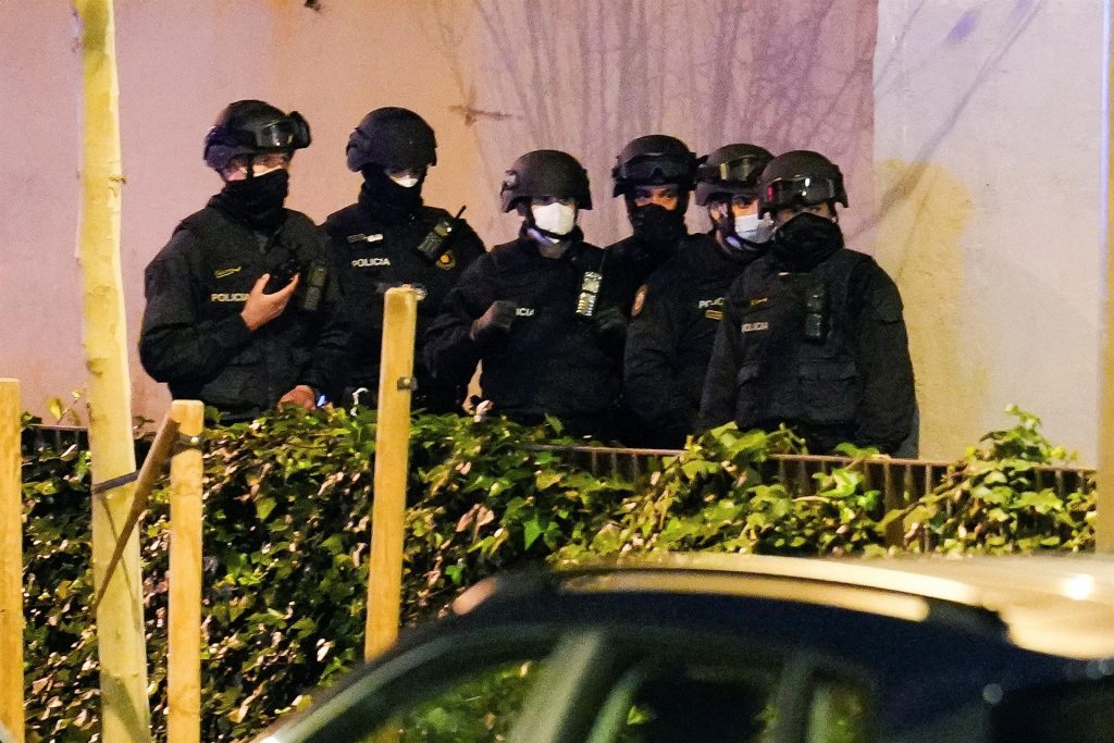 Un hombre se atrinchera en un piso de Barcelona tras disparar a dos personas
