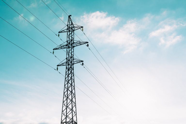 El precio de la luz cae más de un 4% este sábado hasta los 222 euros el megavatio