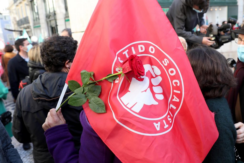 El Partido Socialista en Portugal acaricia la mayoría absoluta en las encuestas a pie de urna