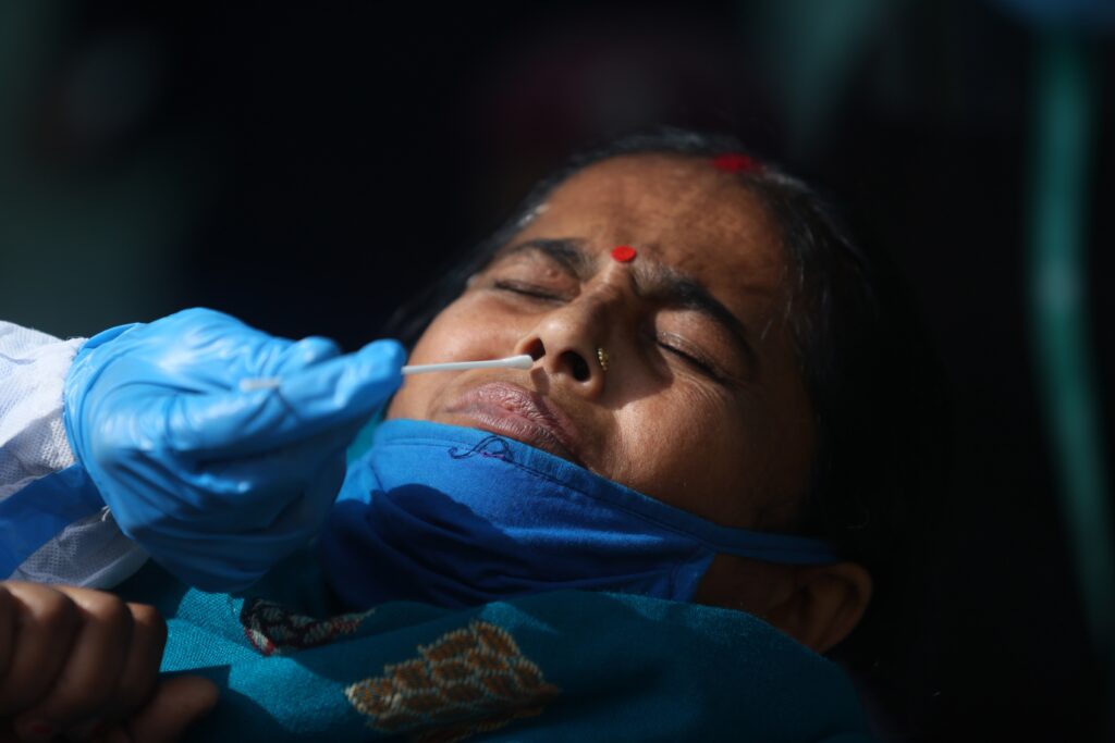 La India empieza a vacunar a los mayores de 15 años entre aumento de casos