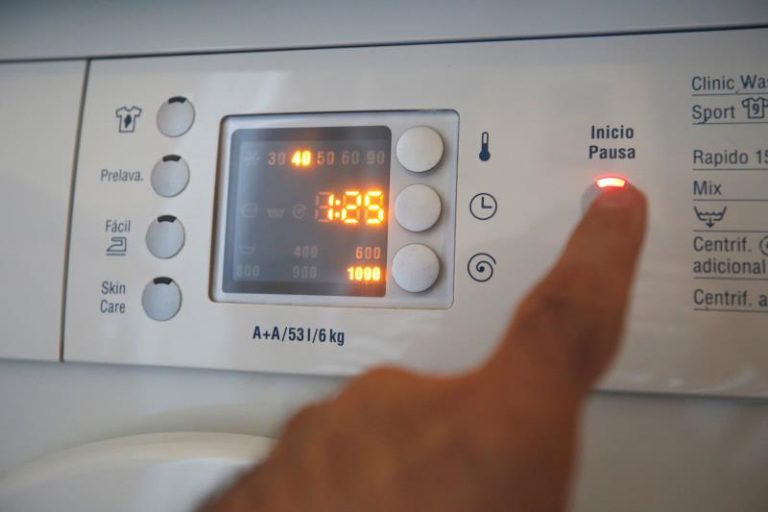 La luz da un respiro y caerá este jueves un 12 % hasta 382,11 euros/MWh