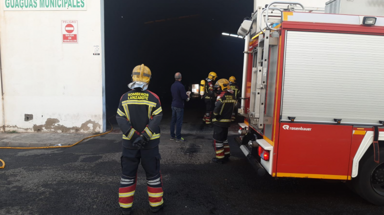 Dos vehículos afectados en un incendio en las cocheras de las guaguas municipales de Arrecife