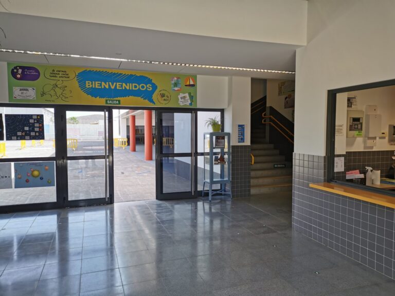 Desalojado un colegio en Granadilla por un aviso de bomba de supuestamente antivacunas