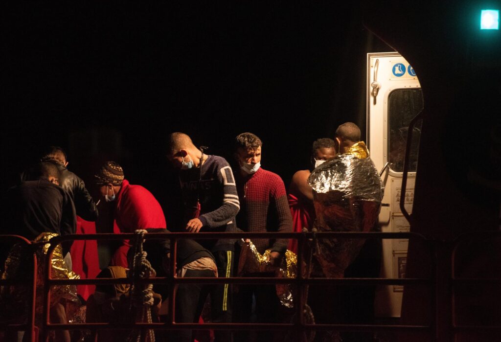 Dieciséis personas desaparecieron en el naufragio a 35 km de Fuerteventura