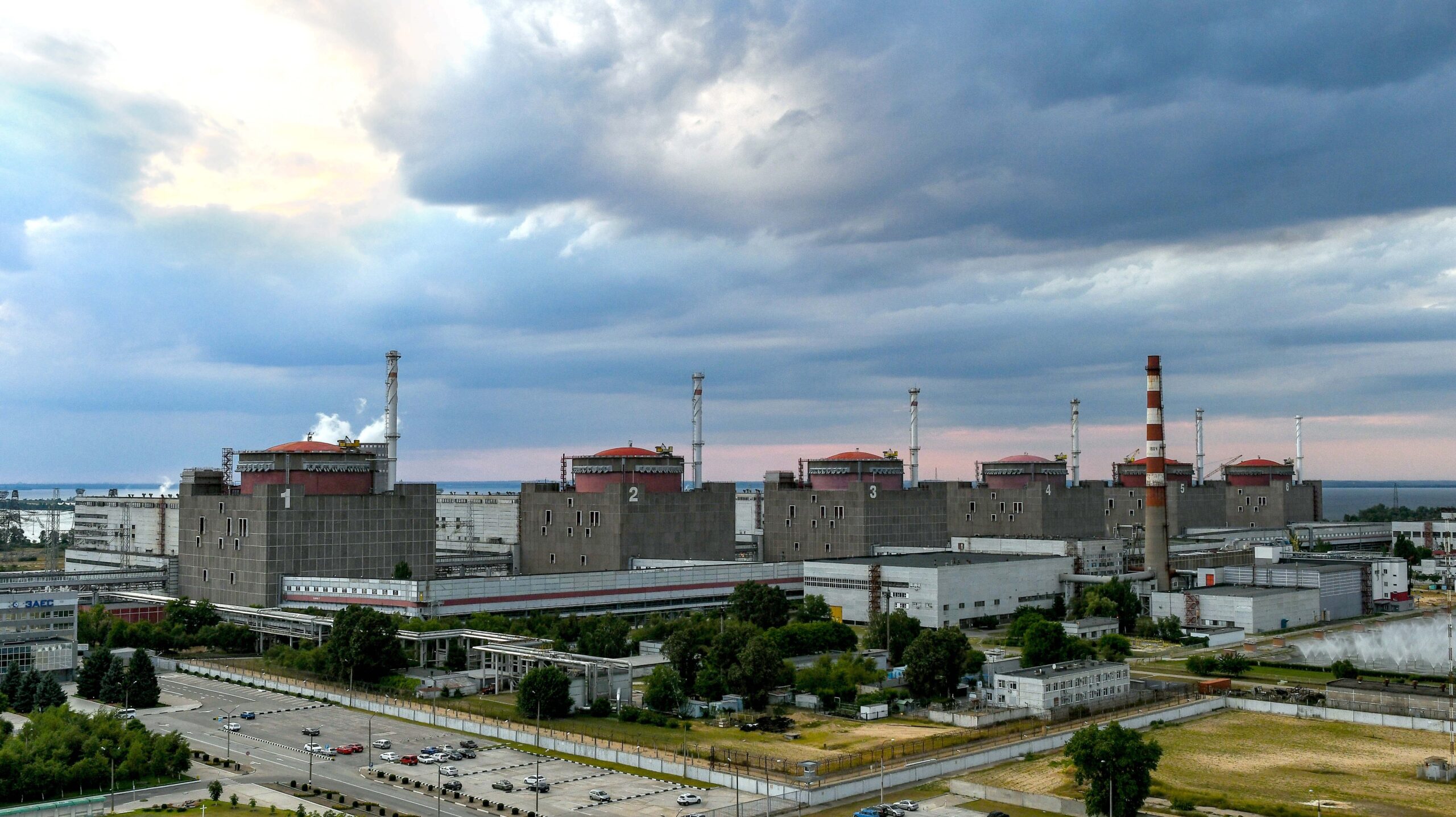 La OIEA denuncia un bombardeo con artillería pesada sobre la central nuclear de Zaporiyia