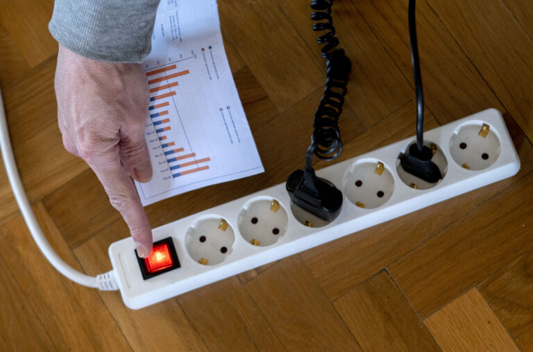 Baja la luz este viernes y se sitúa por debajo de los 200 euros/MWh