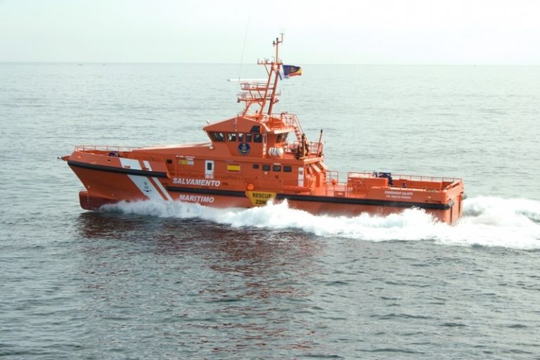 Rescatados 56 migrantes en una neumática a 60 millas de Fuerteventura