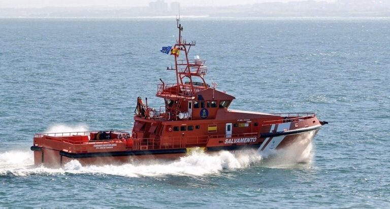 Salvamento Marítimo rescata una patera con 40 migrantes a unas 32 millas al sur de Gran Canaria