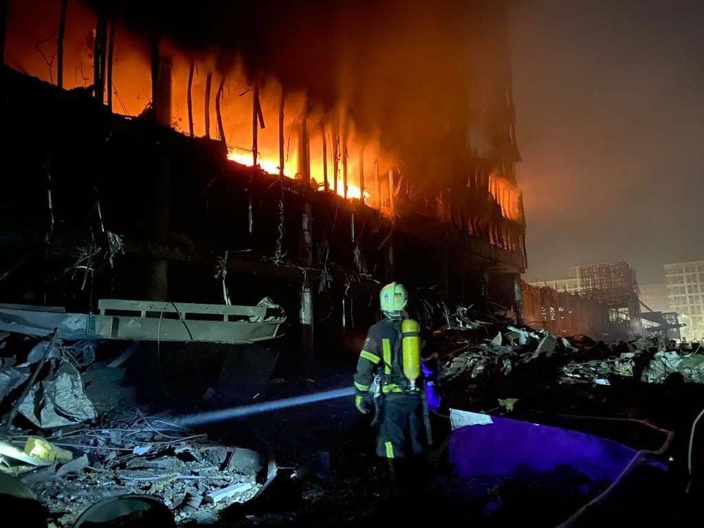 Al menos ocho muertos y un herido tras un bombardeo a un centro comercial en Kiev