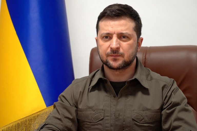 Zelenski suspende la actividad de once partidos de la oposición mientras dure la ley marcial