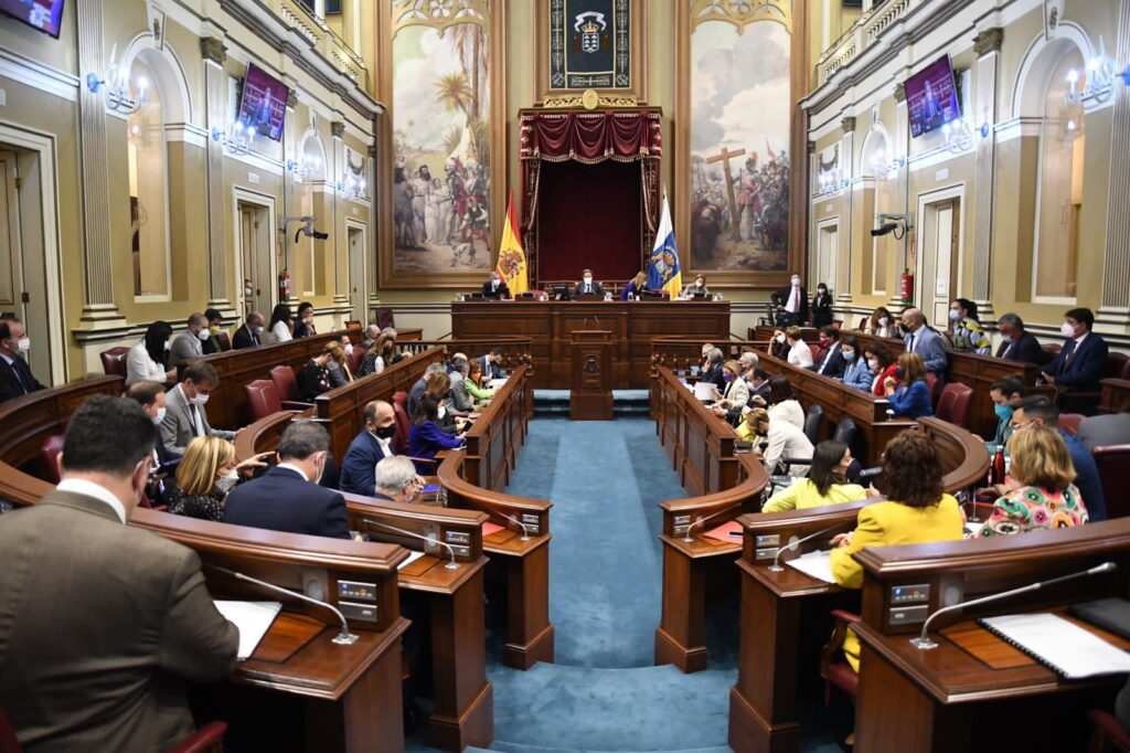 La oposición critica el discurso de Torres, mientras que los grupos que apoyan al Gobierno defienden su gestión