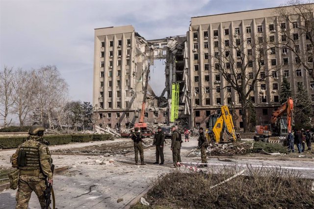 Aumentan a 20 los muertos por el ataque de Rusia contra un edificio administrativo en Mikolaiv