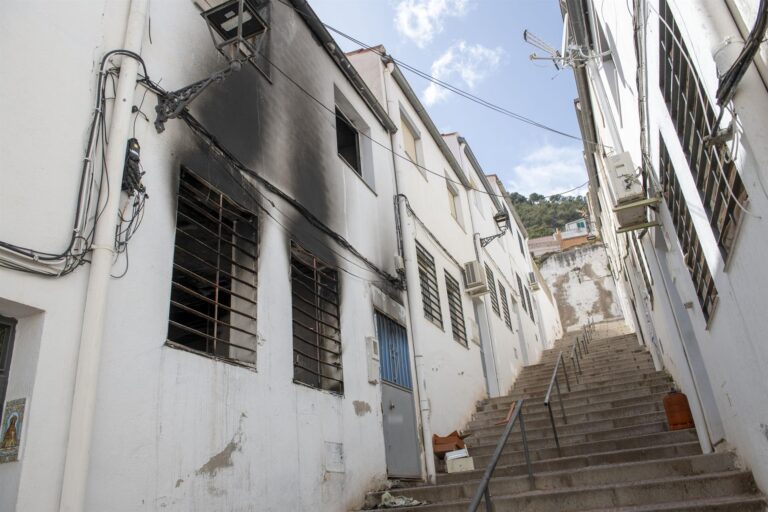 Un herido en un tiroteo tras el entierro de la víctima del incendio en Jaén