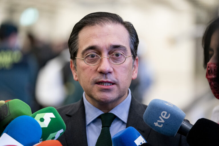 Albares condena el ataque ruso contra la central nuclear de Zaporiyia y llama a no escalar la guerra