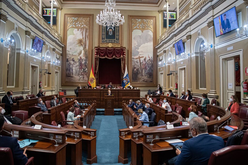 El Parlamento recupera el aforo completo de 70 diputados para los plenos