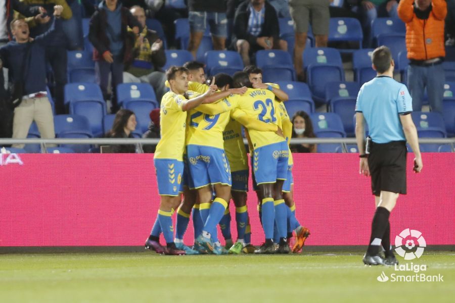 La UD Las Palmas salva los tres puntos en casa ante el Málaga CF y mantiene el objetivo de los puestos de playoff (2-1)