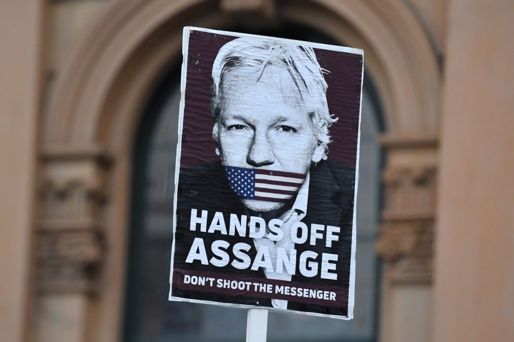 El Gobierno británico firma la orden de extradición de Assange