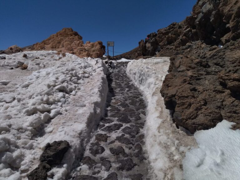 La nieve y el hielo obligan a cerrar 4 senderos en El Teide