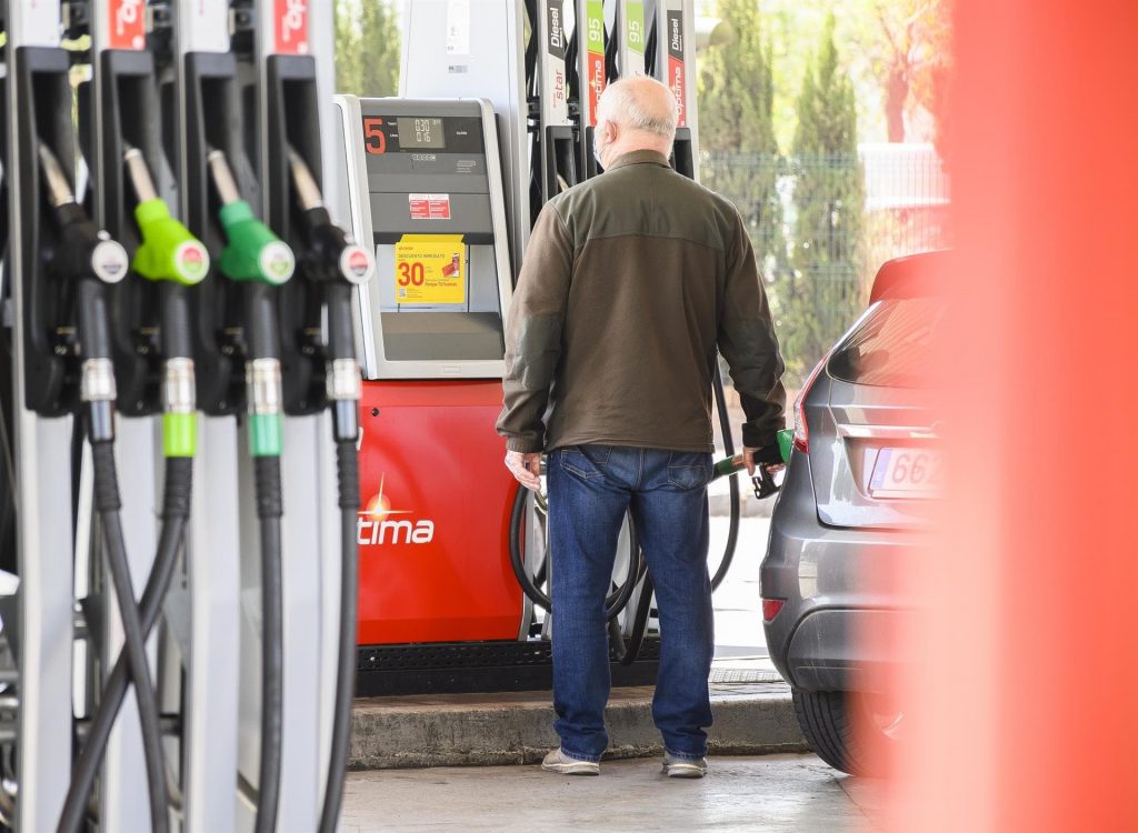 El precio de la gasolina sube por primera vez desde que comenzó el verano