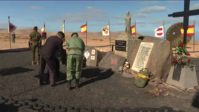 En Fuerteventura, 13 militares del Ejercicio Maxorata perdieron la vida en un salto paracaidista en 1972. Este jueves se les ha rendido homenaje 