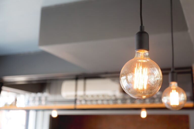 La luz sube un 20 % a 436,25 MWh y marca su cuarto precio más alto