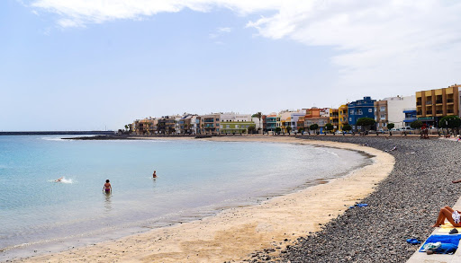 Prohíben el baño en la playa Arinaga por la presencia de microalgas