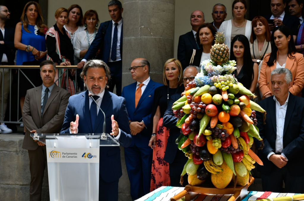 El Ramo de Arure visita por primera vez el Parlamento de Canarias