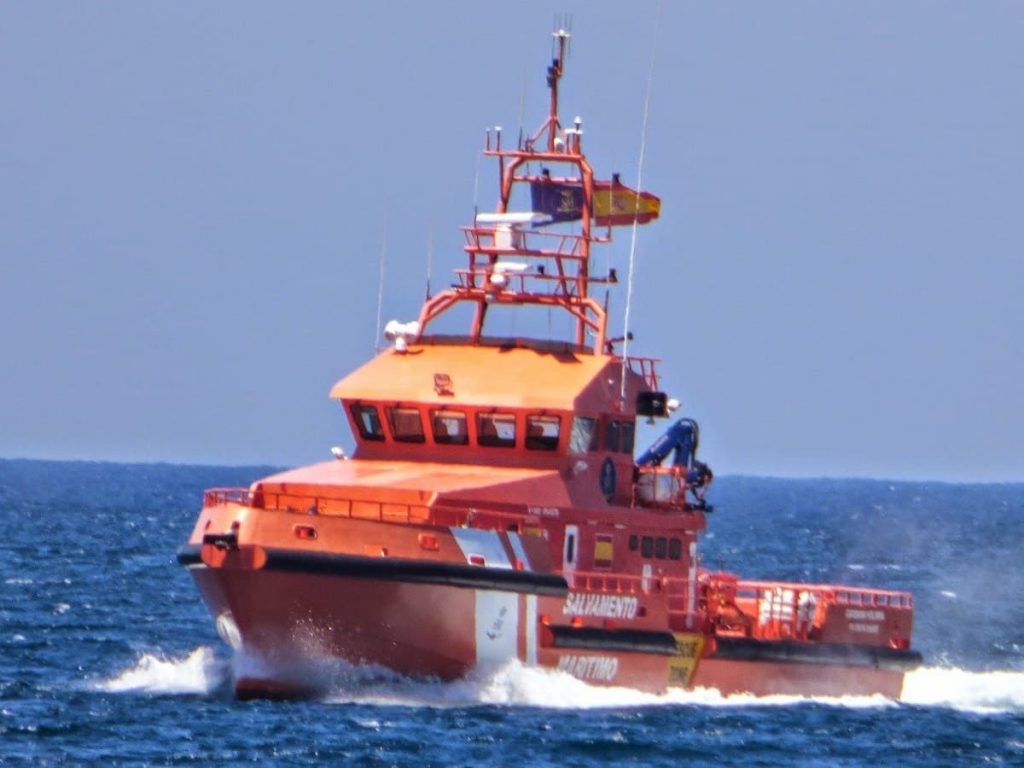 Rescatan a 25 personas que viajaban a bordo de una patera a unos 28 km de Haría