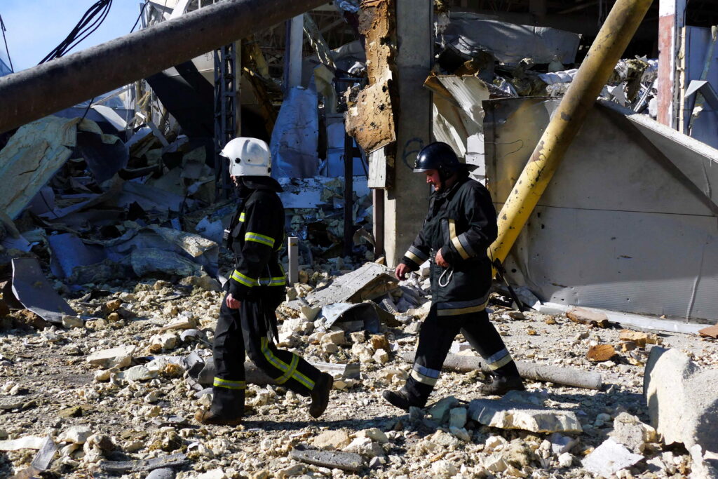 Hallan 44 cadáveres entre los escombros de un edificio destruido en Izium, en la región de Járkov