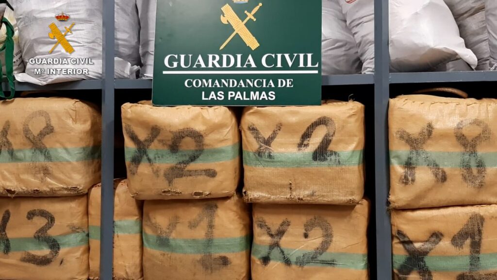 La Guardia Civil intercepta una embarcación neumática cargada con dos toneladas de hachís en Gran Canaria