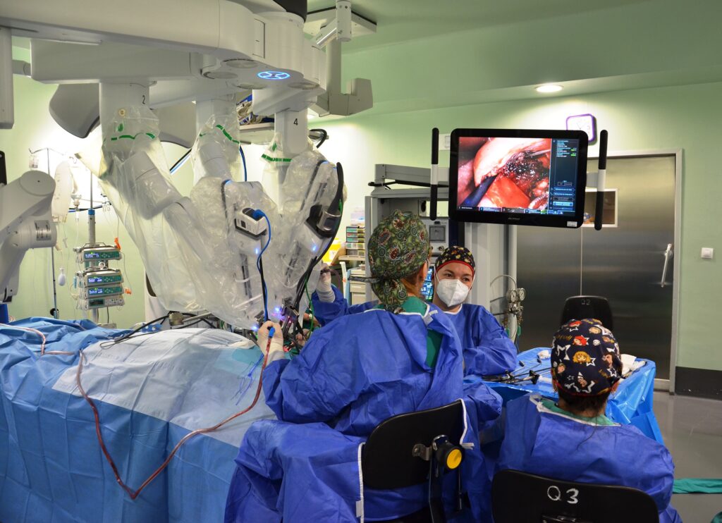Realizan por primera vez en Canarias cirugía de base de cráneo robótica