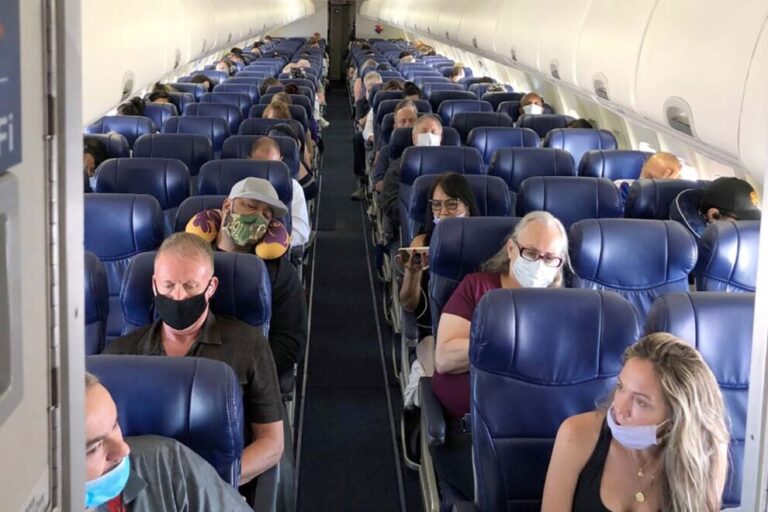 Darias defiende seguir con mascarillas en transportes y entornos vulnerables