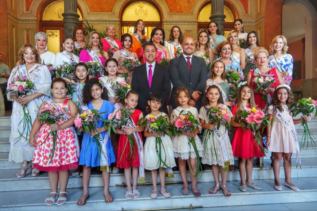 Las candidatas a reina del Carnaval de Santa Cruz de Tenerife visitan el Ayuntamiento