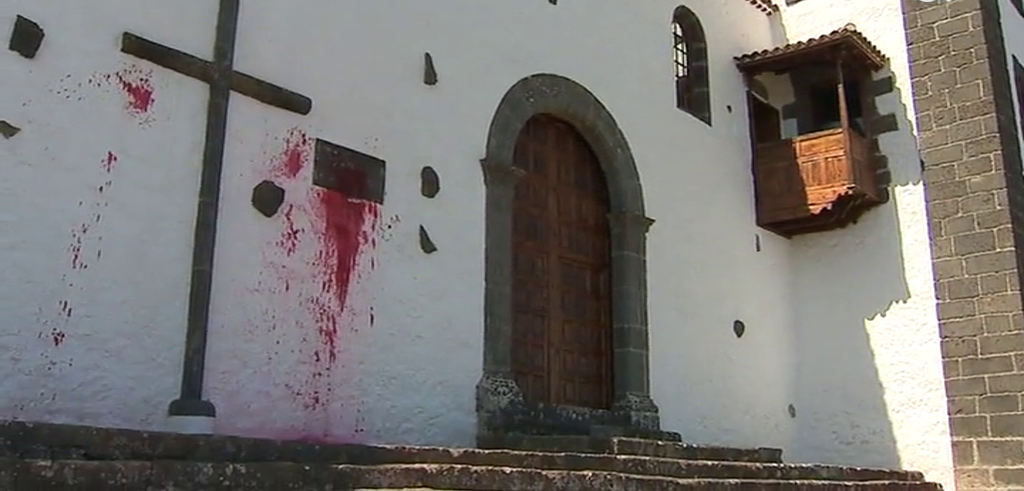 Una pintada tiñe de rojo la iglesia de Santa Catalina en Tacoronte